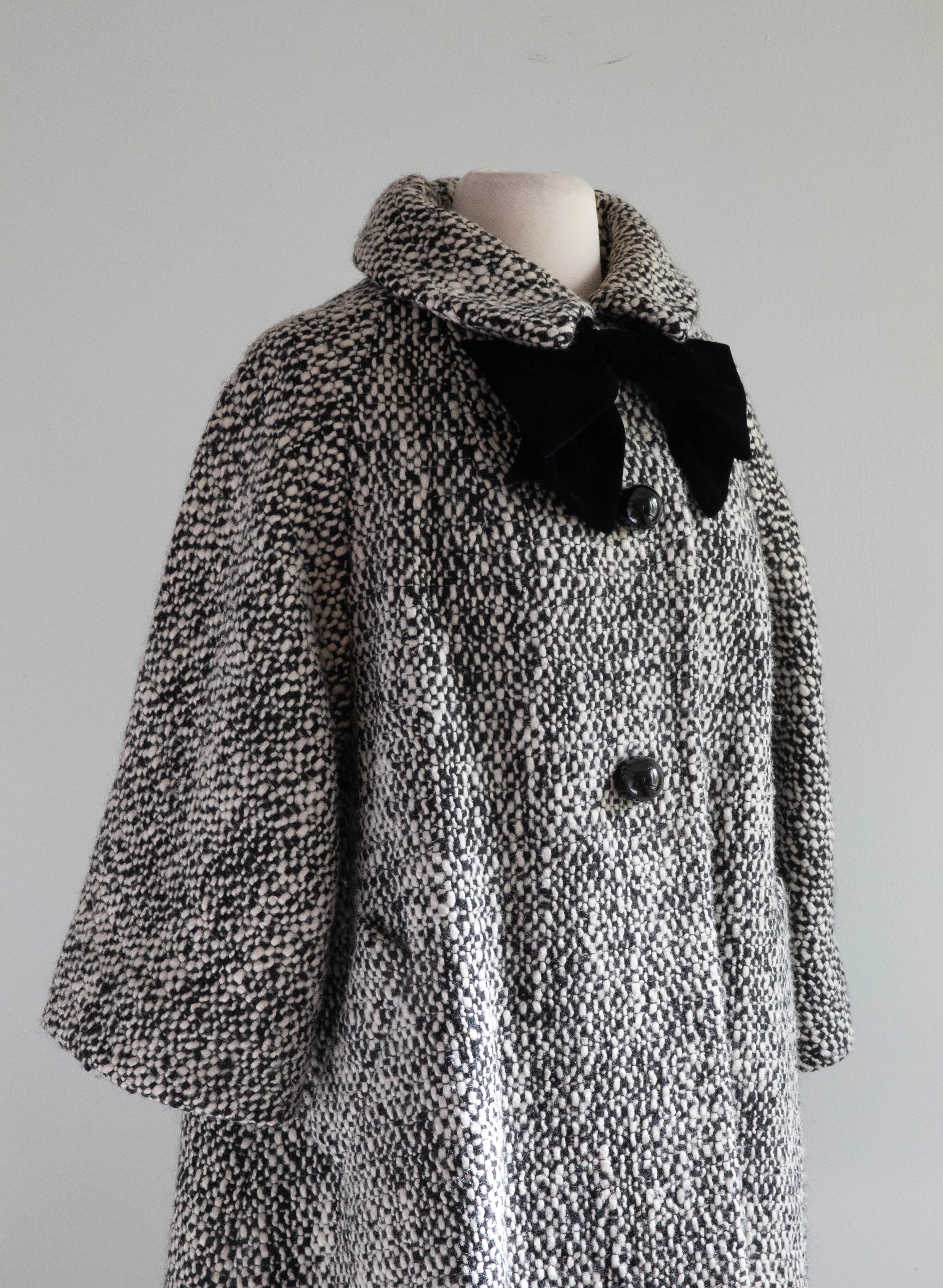 Adorable 1960's Lilli Ann Trapeze Style Tweed Coat With Velvet Bow / Medium