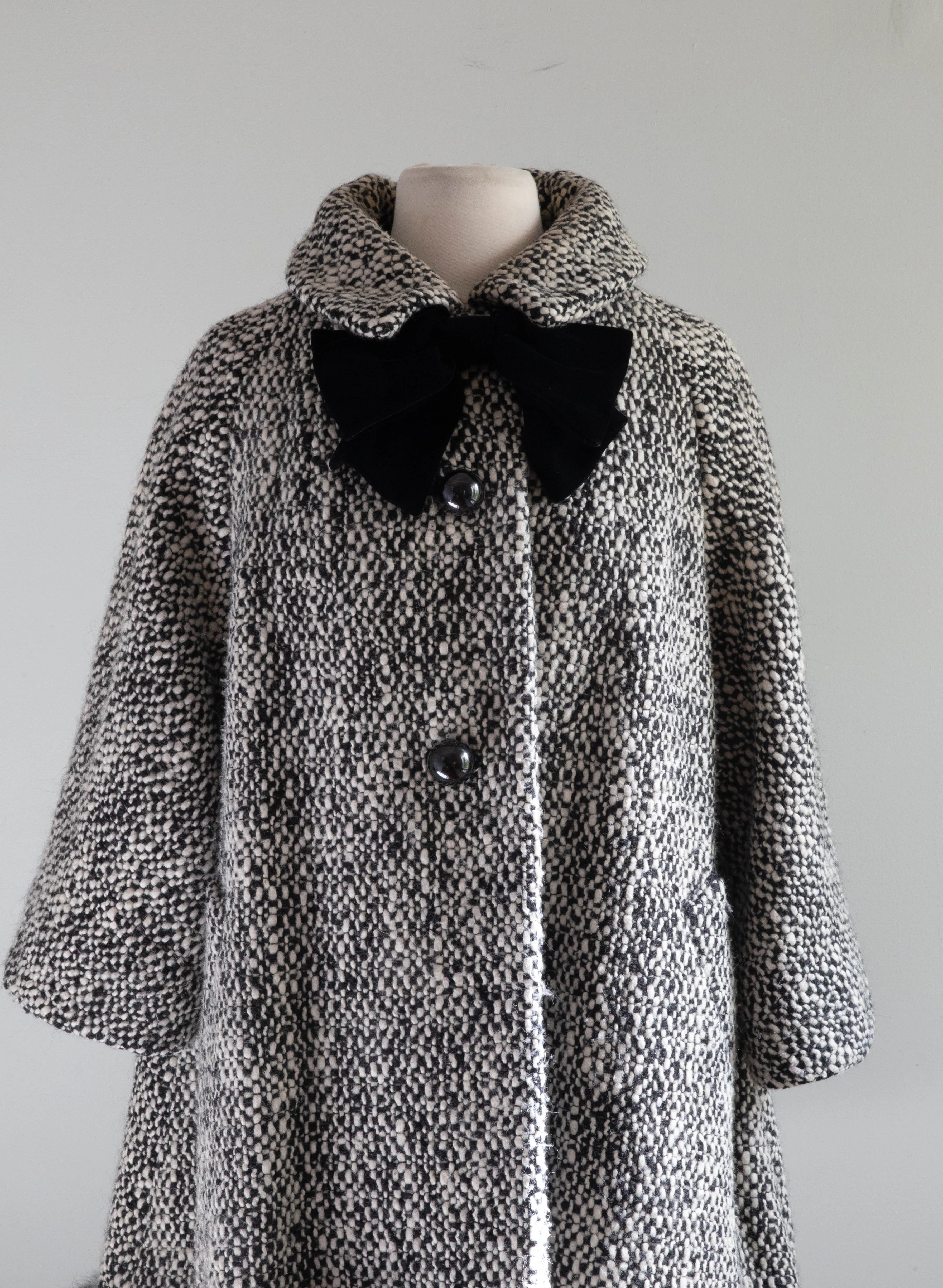 Adorable 1960's Lilli Ann Trapeze Style Tweed Coat With Velvet Bow / Medium